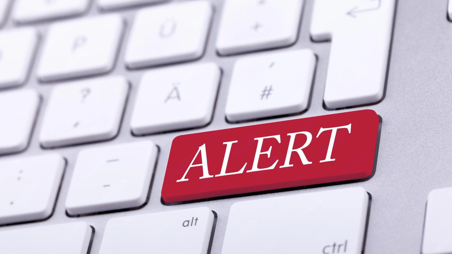 Il tasto rosso «ALERT» su una tastiera in alluminio