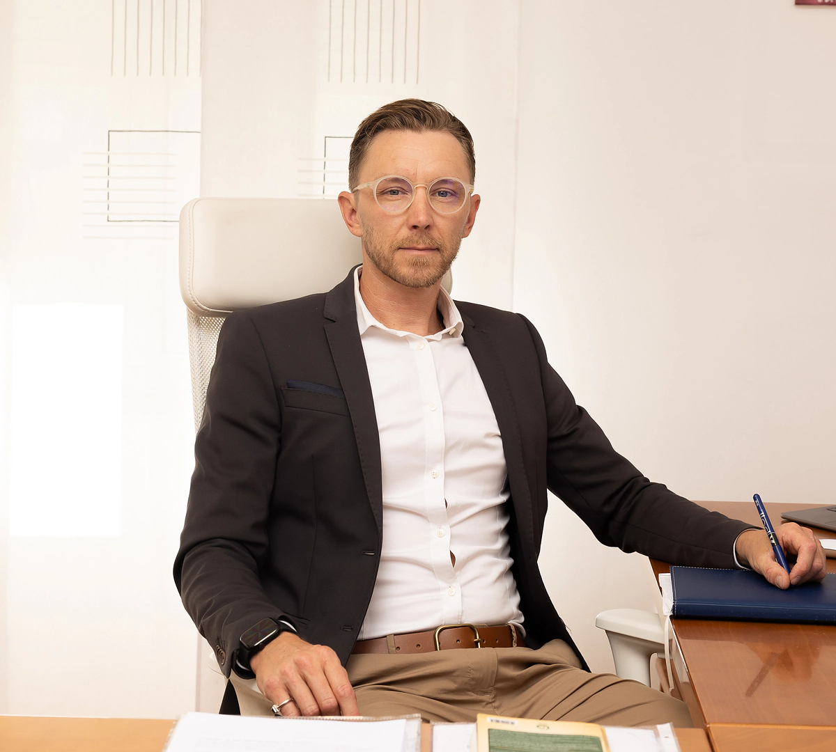 Un consulente al lavoro su documenti societari nello studio di Nova Gorica