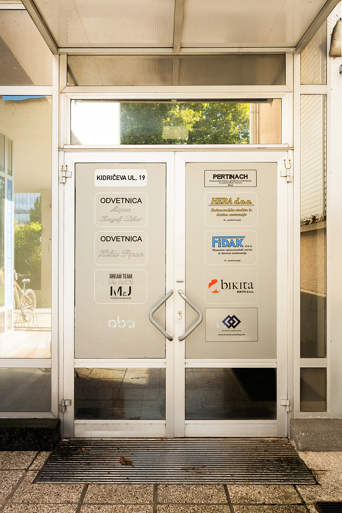 La porta d’ingresso dello stabile di Nova Gorica con le targhe degli studi